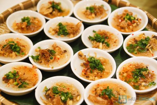 Xưa nay thuyền chạy dưới nước chứ đâu có nghiêng ngả trên đất liền thế này.